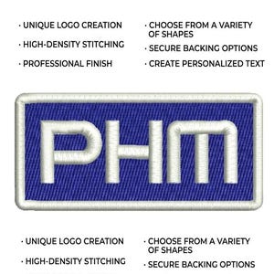 Op de afbeelding: Geborduurde patch met de letters "PHM" in wit op een blauwe rechthoekige achtergrond, omlijst door een witte rand. De afbeelding bevat tekst over aangepast borduurontwerp, zoals logo creatie en high-density stiksels.