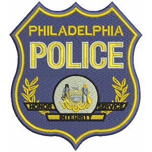 Puede incluir: Insignia bordada de la policía de Filadelfia en azul, dorado y blanco. El parche en forma de escudo presenta las palabras "PHILADELPHIA POLICE" y las palabras "HONOR", "INTEGRITY" y "SERVICE". Un emblema circular está en el centro.