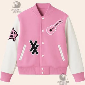 Puede incluir: Una chaqueta universitaria rosa y blanca con un parche de guitarra rosa en el pecho derecho, un símbolo de anarquía negro en la manga derecha y un parche negro en forma de X en el frente. La chaqueta tiene mangas, bolsillos y botones blancos.