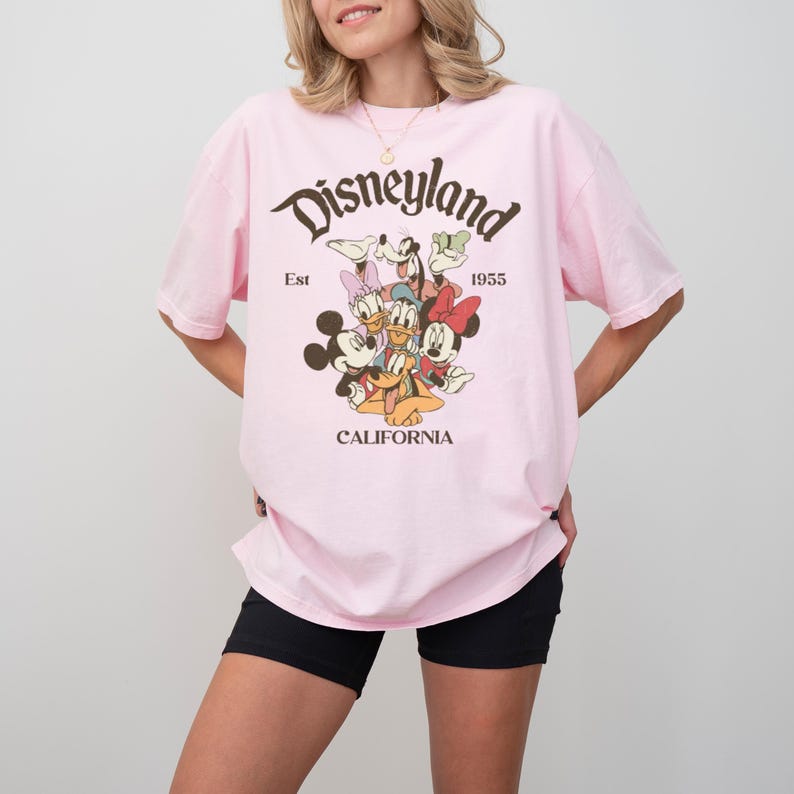 Op de afbeelding: Een witte keramische mok met een zwart handvat en de tekst "But First, Coffee" in een vetgedrukte, zwarte letter. De mok staat tegen een vage achtergrond, wat een gezellige setting suggereert.