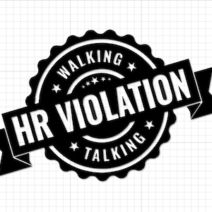 Puede incluir: Gráfico en blanco y negro con el texto "HR VIOLATION" en blanco sobre una pancarta negra. La pancarta está colocada sobre un emblema circular con las palabras "WALKING" y "TALKING" y estrellas.