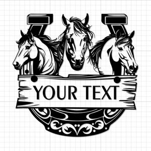 Peut inclure: Graphique noir et blanc de trois têtes de chevaux au-dessus d'une enseigne en bois avec le texte "YOUR TEXT". Le design comprend une forme de fer à cheval et des volutes décoratives, personnalisable.
