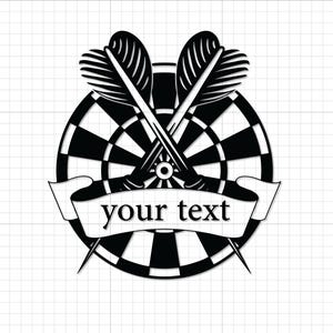 Peut inclure: Graphique noir et blanc d'une cible de fléchettes avec deux fléchettes croisées. Les fléchettes sont positionnées au-dessus du centre du tableau. Une bannière en dessous du tableau indique "your text".