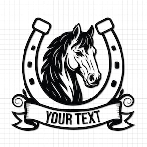 Puede incluir: Gráfico en blanco y negro de una cabeza de caballo dentro de una herradura. Una pancarta debajo del caballo dice "YOUR TEXT". Adecuado para productos de temática ecuestre.