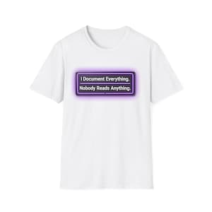Peut inclure: T-shirt blanc avec un motif rectangulaire. Le motif a une bordure néon violette et contient le texte : "I Document Everything. Nobody Reads Anything."