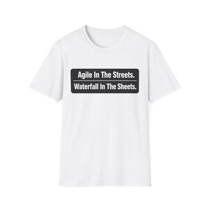 Maglietta divertente per sviluppatori / Agile in strada, cascata tra le lenzuola / Maglietta con umorismo tecnologico