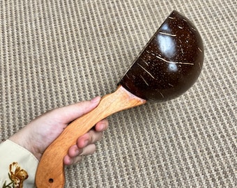 Cucharón de cáscara de coco hecho a mano WOO Gayung / Cucharón tradicional indonesio para baño y hogar / Artesanía de madera de coco natural / Decoración rústica para el hogar