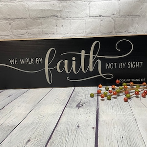 Caminamos por la fe / religioso / fe / letrero de madera / decoración del hogar / arte de pared / inspirador / primitivo / arte cristiano / versículo bíblico