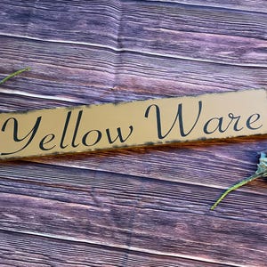 Letrero de madera de Yellow Ware, primitivo, de inspiración vintage, decoración de casa de campo, detalle de estante antiguo, letrero de coleccionista, gres, cerámica