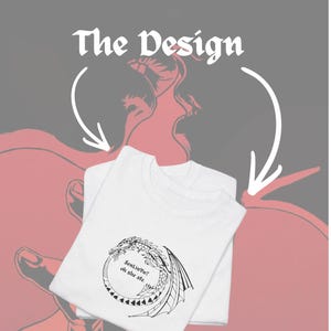 Op de afbeelding: Witte t-shirts met een zwart drakenontwerp. De draak is cirkelvormig met een vleugel en de tekst "SenLinVu? oh she ate." De achtergrond is grijs met een rode drakenomtrek en de woorden "The Design".