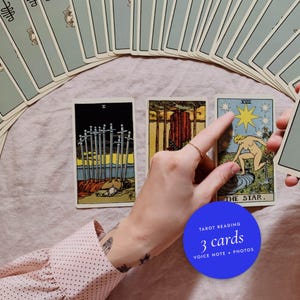 Könnte beinhalten: Eine Sammlung von Tarotkarten, die fächerförmig angeordnet sind, mit drei Karten in der Mitte. Die Karten zeigen den Zehn der Schwerter, den Vier der Stäbe und den Stern. Eine blaue kreisförmige Grafik zeigt den Text Tarot Reading 3 cards Voice note + photos.