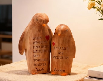 Personalisierte handgeschnitzte hölzerne Pinguinfiguren, entzückende hölzerne Pinguindekorationen, Jubiläumsgeschenk, 5.