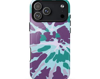 Custodia resistente MagSafe® per iPhone® con stampa tie-dye viola e verde acqua.