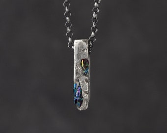 Collar rústico con colgante para hombre con piedras de carburo de silicio / Collar de estilo indie con textura fundida que recuerda a la luna o un planeta / Rubkat