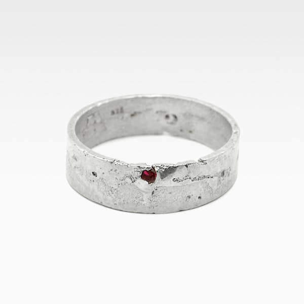 Rustikales Ehering mit Einem Granat oder Rubin aus Sterling Silber für Männer Frauen Non Binary - Unisex Versprechen Ring für Ihn Sie