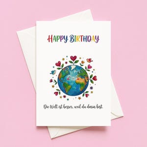 Könnte beinhalten: Eine weiße Geburtstagskarte mit den Worten "Happy Birthday" in Regenbogenfarben. Die Karte zeigt eine lächelnde Erde, umgeben von Herzen, Blumen und Vögeln. Der Text "Die Welt ist besser, weil du darin bist" steht unten.