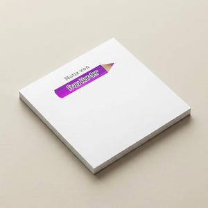 Könnte beinhalten: Ein quadratischer weißer Notizblock mit einer violetten Bleistiftgrafik in der oberen linken Ecke. Der Bleistift enthält den Text "Frau Harder" in weißen Buchstaben, wobei die Worte "Notiz von" in Grau über der Grafik stehen.