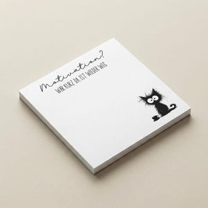 Könnte beinhalten: Ein quadratischer weißer Notizblock mit dem schwarzen Text Motivation? WAR KURZ DA. IST WIEDER WEG und einer kleinen Illustration einer flauschigen schwarzen Katze mit großen Augen, die eine winzige Tasse hält, in der unteren rechten Ecke.
