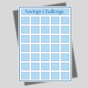 Könnte beinhalten: Ein weißes rechteckiges Spar-Challenge-Diagramm mit blauem Rand und den Worten "Savings Challenge" oben. Das Diagramm hat 25 hellblaue Quadrate zur Verfolgung von Sparzielen.