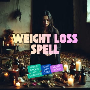 Op de afbeelding: Een afbeelding met de tekst "WEIGHT LOSS SPELL" in een kleurrijk lettertype. De afbeelding toont een vrouw in een donkere omgeving met kaarsen en flessen op een tafel. Kleine borden lezen "MONEY BACK IF NOT SATISFIED", "SAME DAY CAST" en "VIDEO PROOF".