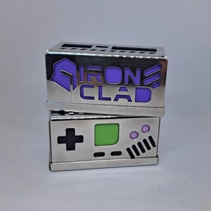 Obudowa Pwnagotchi ze stali nierdzewnej – przemysłowa obudowa metalowa wycinana CNC z zielonym ekranem w stylu retro