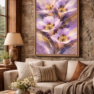 Könnte beinhalten: Gerahmtes Blumenbild mit lila und gelben Blüten über einem beigen Sofa mit Kissen und einer braunen Decke. Ein Holztisch zeigt eine Blumenvase, eine Kerze und Tannenzapfen.