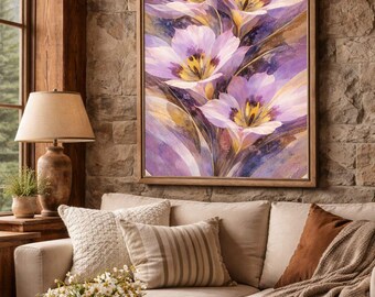 Puede incluir: Pintura floral enmarcada con flores moradas y amarillas sobre un sofá beige con cojines y una manta marrón. Una mesa de centro de madera exhibe un jarrón con flores, una vela y piñas.