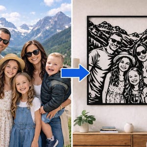 Peut inclure: Un portrait de famille en noir et blanc dans un cadre carré. L'œuvre représente une famille de cinq personnes avec un arrière-plan de montagne. La photo originale est montrée à gauche, avec l'art encadré à droite. La famille sourit.