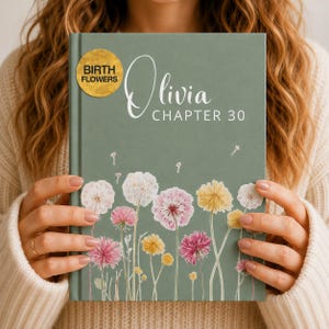 Peut inclure: Un livre à couverture rigide vert sauge avec un autocollant circulaire doré portant l'inscription BIRTH FLOWERS. La couverture présente le texte Olivia CHAPTER 30 en lettres blanches, accompagné d'une illustration botanique de pissenlits.