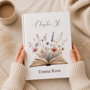 Peut inclure: Un livre à couverture rigide blanc avec le texte Chapter 30 en haut et le nom Emma Rose en bas. Le centre de la couverture présente une illustration colorée de diverses fleurs sauvages émergeant des pages d'un livre ouvert.