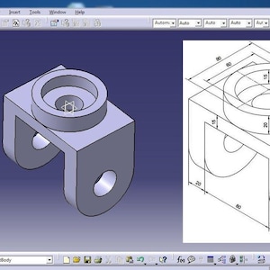 Può includere: Modello 3D di un componente meccanico grigio. La parte ha una sezione superiore cilindrica con un foro centrale, collegata a una base a forma di U con due aperture circolari. È presente anche un disegno tecnico con misure.