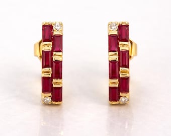 Rode gebogen stokoorbellen • Gedurfde rode edelsteenoorbellen • Elegant halvemaanvormig ontwerp • Statement mode-sieraden • Jubileumcadeau