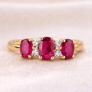 Anillo de tres rubíes • Anillo de oro con piedras preciosas • Anillo llamativo de talla ovalada • Elegante anillo de aniversario • Joyería fina minimalista • Regalo para ella