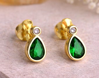 Orecchini a perno a goccia verdi • Orecchini pendenti dorati • Orecchini a perno minimalisti • Gioielli eleganti per tutti i giorni • Regalo per lei