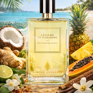 K&ouml;nnte beinhalten: Ein rechteckiger Parf&uuml;mflakon mit schwarzem Verschluss und goldenen Akzenten, beschriftet mit "LEISURE IN PARADISE". Das Bild zeigt tropische Fr&uuml;chte wie Ananas und Papaya, Vanilleschoten und Blumen.