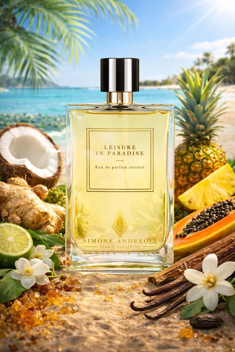 K&ouml;nnte beinhalten: Ein rechteckiger Parf&uuml;mflakon mit schwarzem Verschluss und goldenen Akzenten, beschriftet mit "LEISURE IN PARADISE". Das Bild zeigt tropische Fr&uuml;chte wie Ananas und Papaya, Vanilleschoten und Blumen.