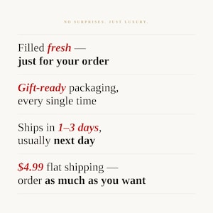 K&ouml;nnte beinhalten: Cremefarbene Grafik mit dem Text &bdquo;NO SURPRISES. JUST LUXURY.&ldquo; und zus&auml;tzlichem Text in einer Serifenschrift. Der Text enth&auml;lt S&auml;tze wie &bdquo;Filled fresh&ldquo;, &bdquo;Gift-ready packaging&ldquo; und &bdquo;Ships in 1-3 days&ldquo;.