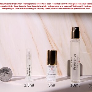 K&ouml;nnte beinhalten: Drei Parf&uuml;m-Probenflaschen in verschiedenen Gr&ouml;&szlig;en, beschriftet mit 1,5 ml, 5 ml und 10 ml, mit dem Text "HOUSE Fragrance". Die Flaschen sind transparent mit schwarzen und goldenen Akzenten. Eine M&uuml;nze befindet sich neben der 1,5-ml-Flasche zum Gr&ouml;&szlig;envergleich.