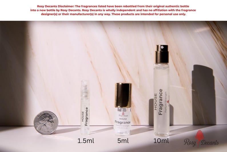 K&ouml;nnte beinhalten: Drei Parf&uuml;m-Probenflaschen in verschiedenen Gr&ouml;&szlig;en, beschriftet mit 1,5 ml, 5 ml und 10 ml, mit dem Text "HOUSE Fragrance". Die Flaschen sind transparent mit schwarzen und goldenen Akzenten. Eine M&uuml;nze befindet sich neben der 1,5-ml-Flasche zum Gr&ouml;&szlig;envergleich.