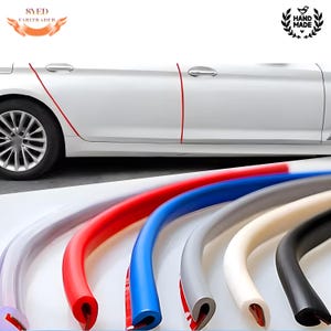 Może przedstawiać: Wybór kolorowych ochraniaczy krawędzi drzwi samochodowych w kolorach czerwonym, niebieskim, szarym, białym i czarnym. Na zdjęciu biały samochód z czerwonymi listwami na krawędziach drzwi. Produkt oznaczony jako "Hand Made", a marka to "SVED FARITRADER".