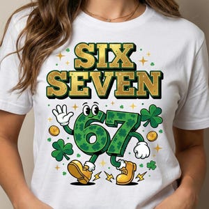 Pode incluir: Camiseta branca com um gráfico do Dia de São Patrício. O design apresenta as palavras "SIX SEVEN" em letras douradas acima de uma figura de desenho animado dos números 6 e 7, decorada com trevos e moedas de ouro. A camiseta também tem o texto "HIGH QUALITY . 300DPI PNG . FILE".