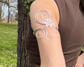 Brazalete élfico con flor de lirio / Brazalete de plata para la parte superior del brazo / Joyería para la parte superior del brazo / Brazalete de alambre para la parte superior del brazo con filigrana floral caprichosa para graduación
