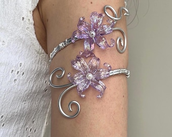 Brazalete élfico para la parte superior del brazo adornado con perlas y flores // Brazaletes de plata // Joyas para la parte superior del brazo // Brazalete de alambre, diseño floral de hadas