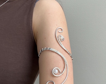 Elven upper arm bangle with pearls and butterflies / Silver bangle / Upper arm jewelry / Arm cuff wire floral fairycore filigree prom whimsy