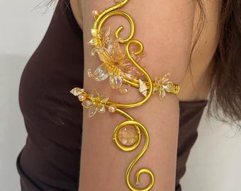 Brazalete dorado con flores de lirio y conchas / Brazalete de oro / Joyería para la parte superior del brazo / Brazalete dorado con filigrana floral estilo hada
