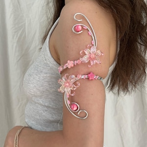 Överarmsarmband med rosa liljor / Silverrosa Fairycore-smycken / Whimsy överarmsarmband / Y2K-armmanschett med tråd och blommönster