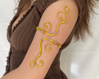 Brazalete dorado con espirales juguetonas y cuentas moradas / Brazaletes dorados / Joyería para la parte superior del brazo / Brazalete de filigrana estilo Fairycore para la parte superior del brazo, Prom Whimsy