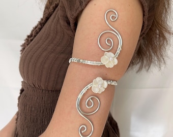Brazalete élfico para la parte superior del brazo con flores y perlas / Brazalete de plata / Joyería para la parte superior del brazo / Brazalete de alambre con diseño floral de filigrana estilo hada / Fantasía para graduación
