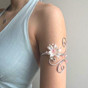 Elven upper arm cuff adorned with pearls and flowers // Silver bangles // Upper arm jewelry // Wire arm cuff, floral fairycore