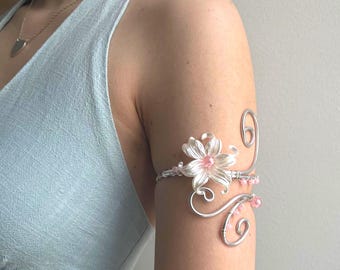 Brazalete élfico para la parte superior del brazo adornado con perlas y flores // Brazaletes de plata // Joyas para la parte superior del brazo // Brazalete de alambre, diseño floral de hadas